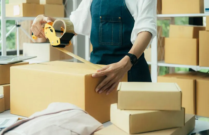 Egyedi ragasztószalag webshopoknak